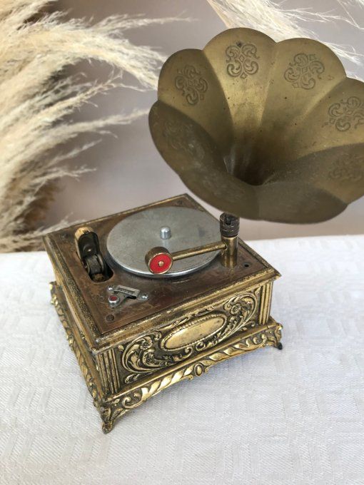 Ensemble de miniatures en cuivre, bouilloire, fer à repasser et gramophone / briquet