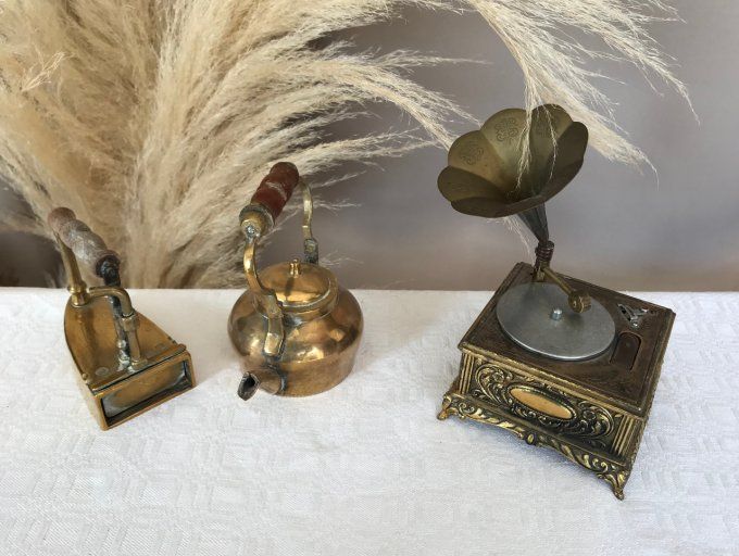 Ensemble de miniatures en cuivre, bouilloire, fer à repasser et gramophone,boite à musique/briquet