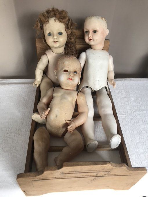 Lot de 3 poupées / poupons anciens et 1 petit lit en bois, années 50