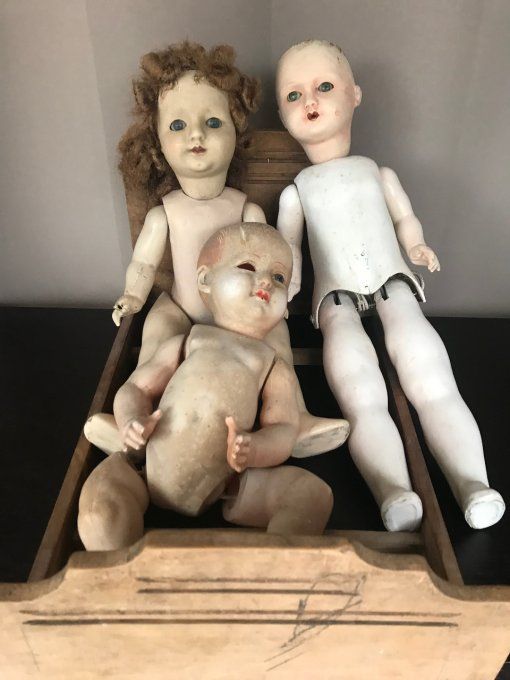 Lot de 3 poupées / poupons anciens et 1 petit lit en bois, années 50