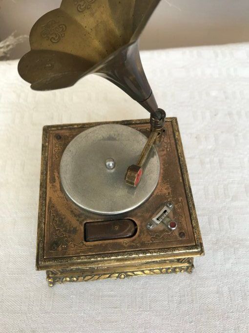 Ensemble de miniatures en cuivre, bouilloire, fer à repasser et gramophone,boite à musique/briquet