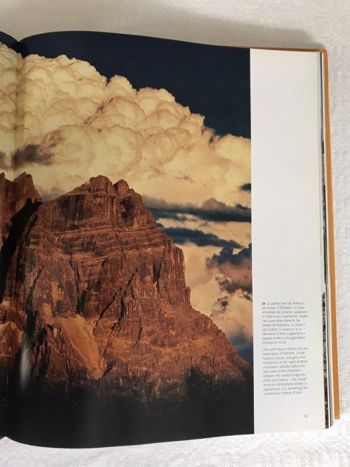 Livre en italien et en anglais, "Dolomiti, Cattedrali di roccia"  Massif de montagnes en Italie