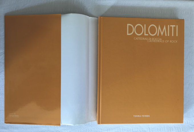 Livre en italien et en anglais, "Dolomiti, Cattedrali di roccia"  Massif de montagnes en Italie