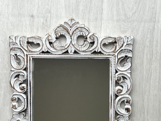 Joli miroir Shabby chic, cadre orné d'arabesques blanches patinées