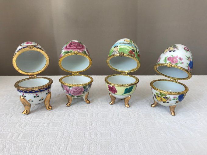 4 Oeufs en Porcelaine sur pieds Tripodes Style Fabergé