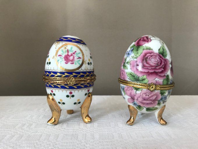 4 Oeufs en Porcelaine sur pieds Tripodes Style Fabergé