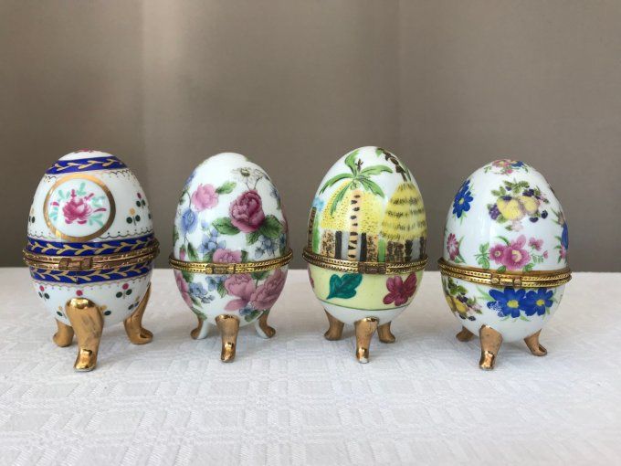 4 Oeufs en Porcelaine sur pieds Tripodes Style Fabergé