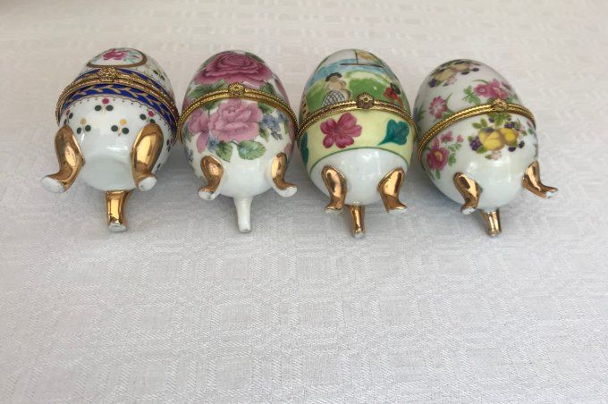 4 Oeufs en Porcelaine sur pieds Tripodes Style Fabergé