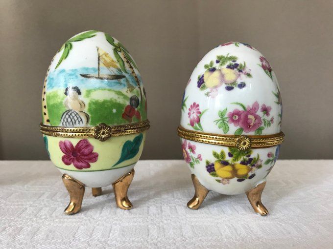 4 Oeufs en Porcelaine sur pieds Tripodes Style Fabergé