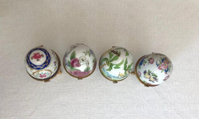 4 Oeufs en Porcelaine sur pieds Tripodes Style Fabergé