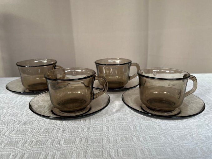 4 tasses à café et sous tasses vintage, en verre fumé,  Arcopal pour Shell