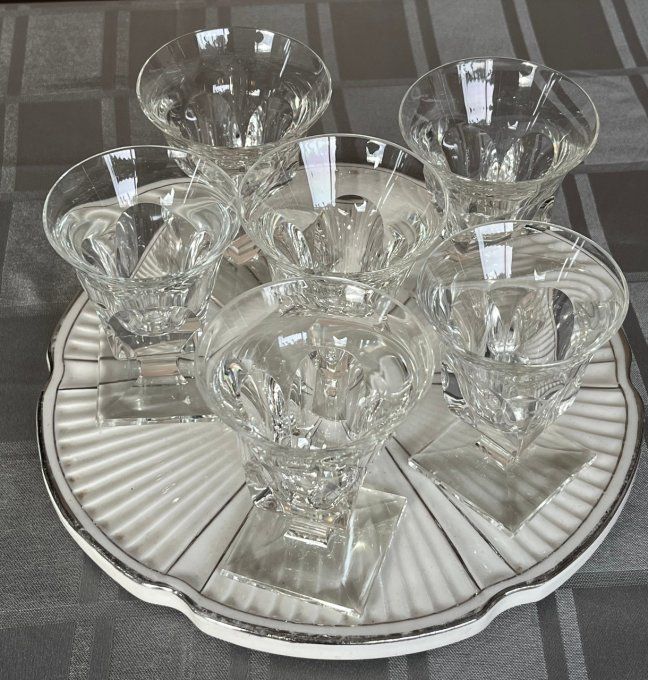 5 Verres art déco, à cotes plates et pieds carrés