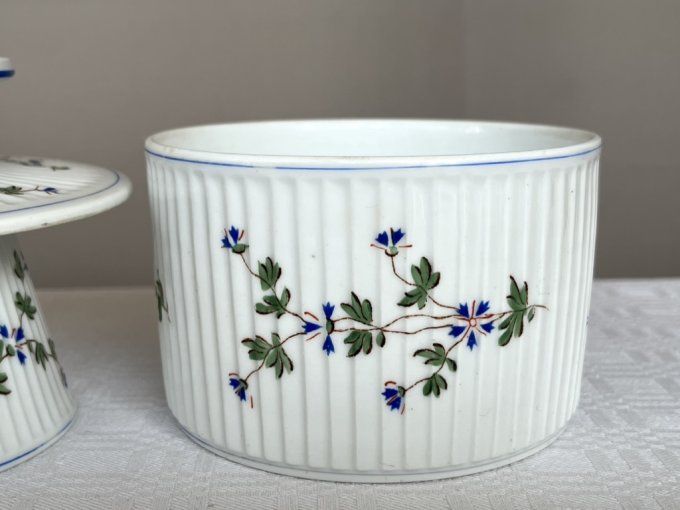 Ancien beurrier à eau en faience de Mehun, modèle aux  bleuet de Charles Pillivuyt   bleuet