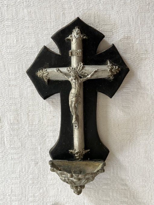 Ancien Crucifix et Bénitier M.R Paris, en métal sur bois noir