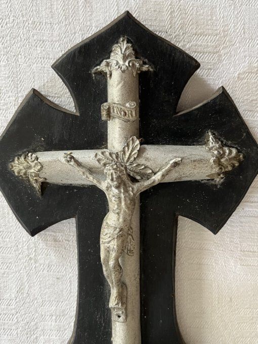 Ancien Crucifix et Bénitier M.R Paris, en métal sur bois noir