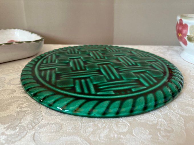 Ancien dessous de plat en céramique de Vallauris à décor vannerie