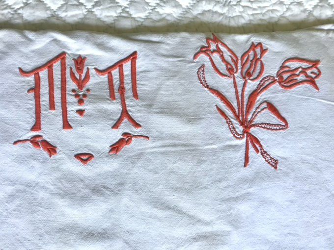 Ancien grand drap blanc à broderies rouge,  MM et des tulipes