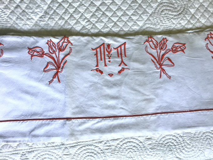 Ancien grand drap blanc à broderies rouge,  MM et des tulipes