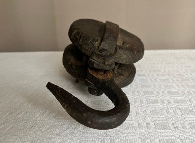 Ancienne poulie de bateau en bois et fer forgé, Déco marine