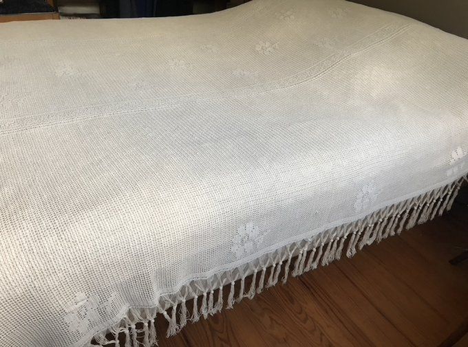 Beau dessus de lit ancien fait au crochet, en coton