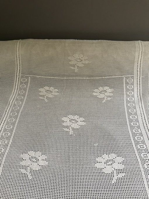 Beau dessus de lit ancien fait au crochet, en coton