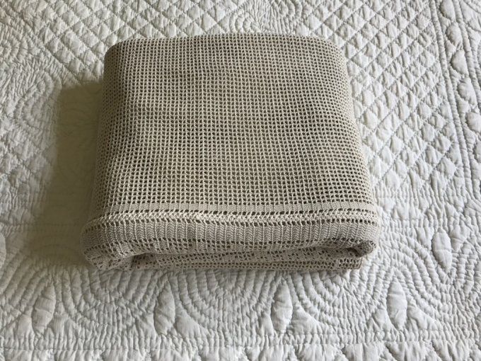 Beau dessus de lit ancien fait au crochet, en coton