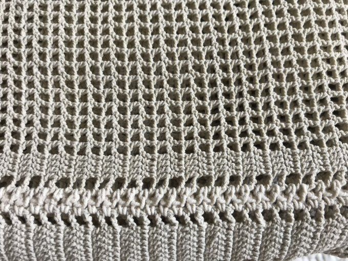 Beau dessus de lit ancien fait au crochet, en coton