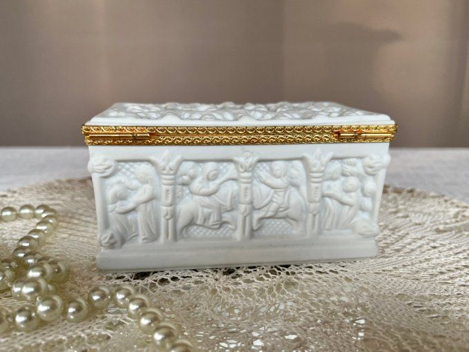 Boîte à bijoux en porcelaine biscuit de Limoges, scènes médiévales en relief