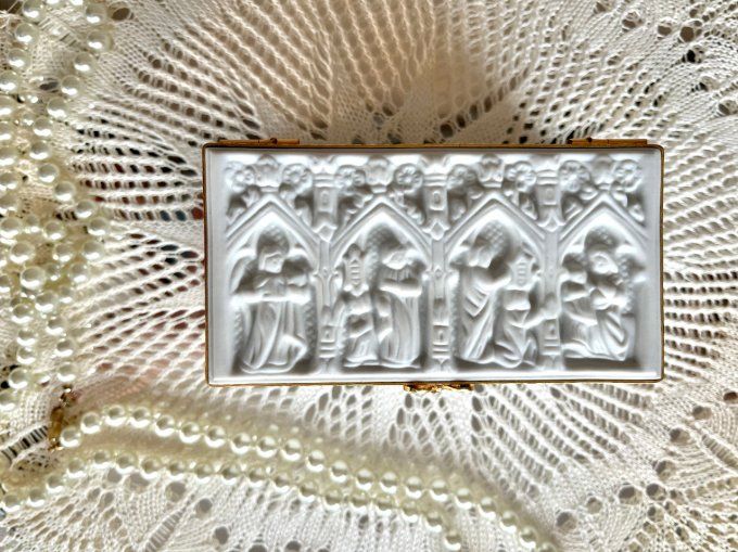 Boîte à bijoux en porcelaine biscuit de Limoges, scènes médiévales en relief