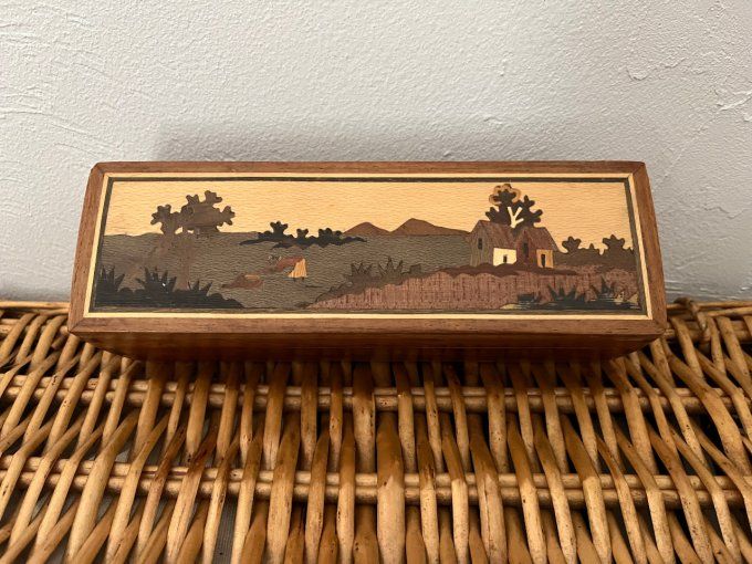 Boîte vintage à ouverture secrète, en bois avec marqueterie paysage