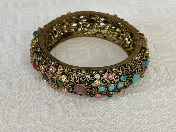 Bracelet, jonc, en laiton ajouré avec strass multicolores