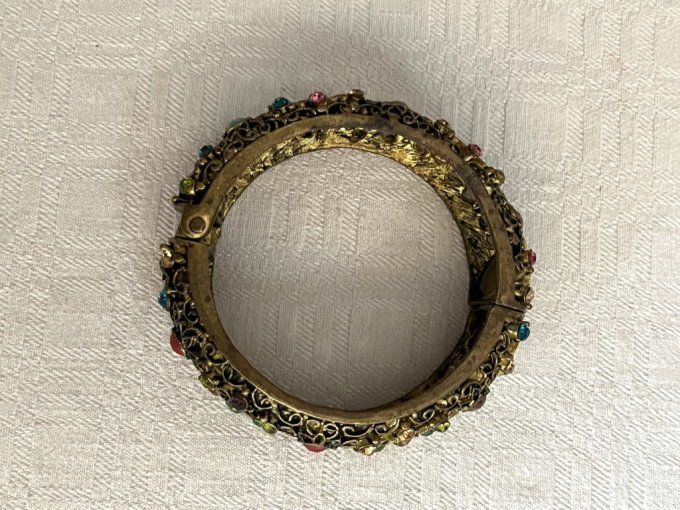 Bracelet, jonc, en laiton ajouré avec strass multicolores