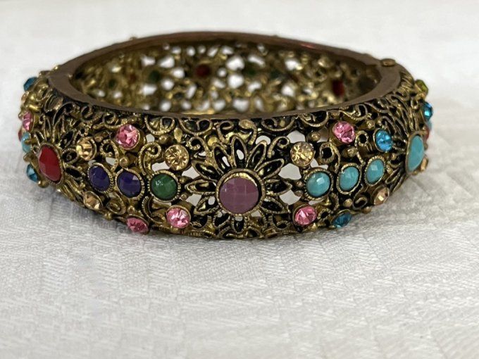 Bracelet, jonc, en laiton ajouré avec strass multicolores