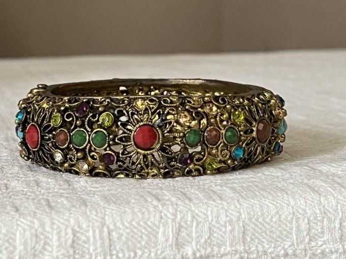 Bracelet, jonc, en laiton ajouré avec strass multicolores