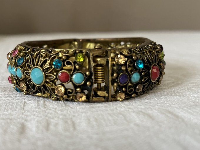 Bracelet, jonc, en laiton ajouré avec strass multicolores