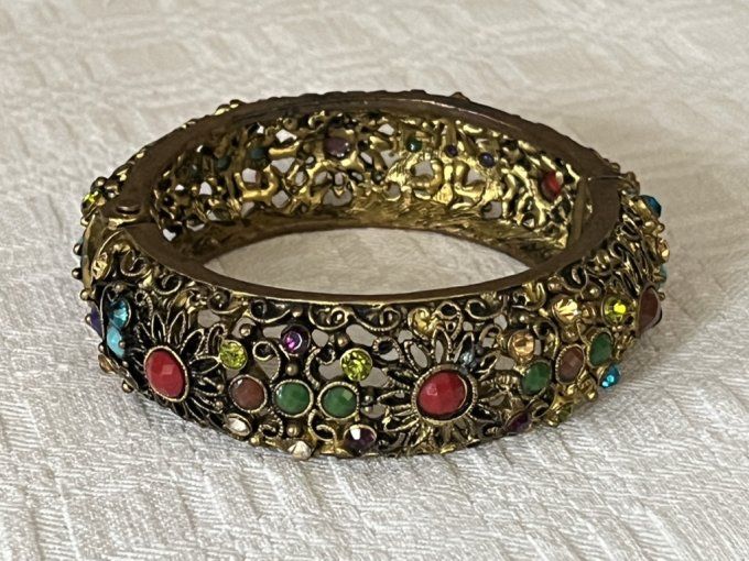 Bracelet, jonc, en laiton ajouré avec strass multicolores