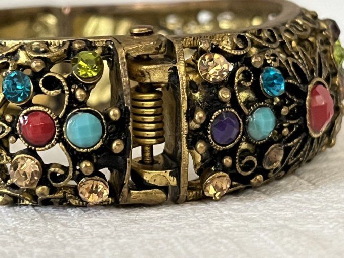 Bracelet, jonc, en laiton ajouré avec strass multicolores