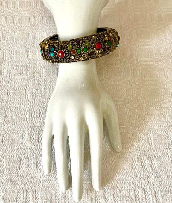 Bracelet, jonc, en laiton ajouré avec strass multicolores