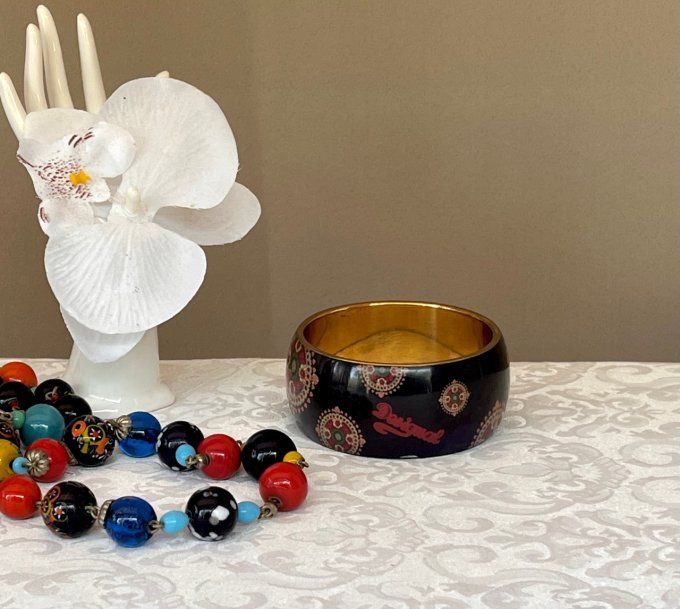 Bracelet jonc large Desigual à motifs rosaces mandalas et intérieur doré.