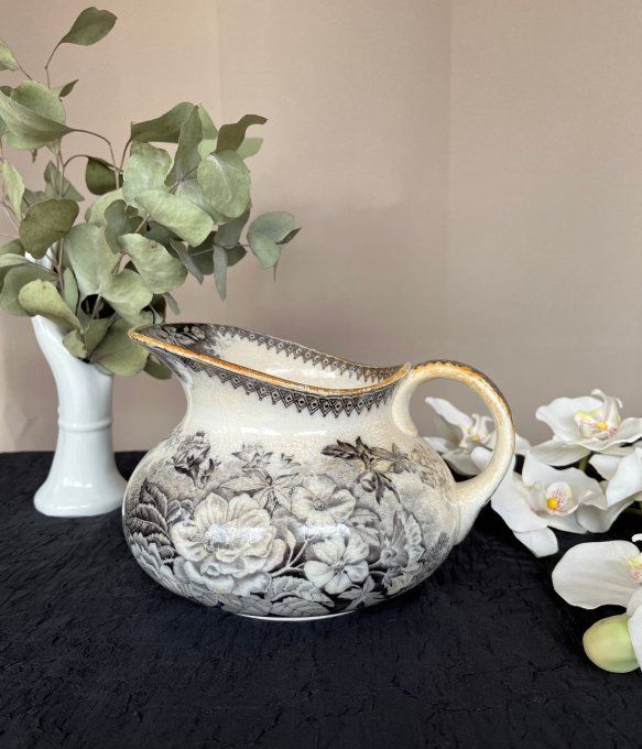 Broc de toilette ancien Sarreguemines - Modèle "Jardinière" - Décor gris/noir, fin du XIXe siècle.