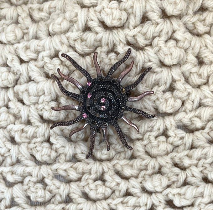 Broche vintage en métal bronze forme soleil ou astre spirale strass roses
