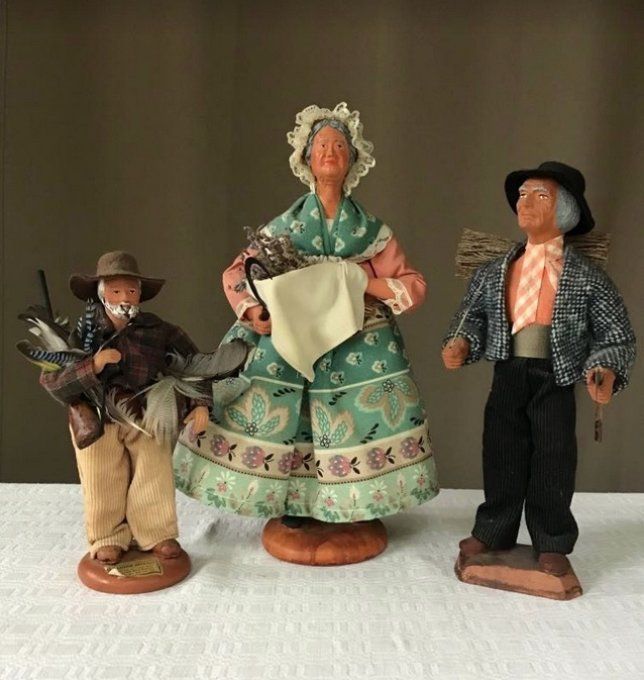 3 Santons, Femme à la lavande, le bucheron et le chasseur, en terre cuite, signés 