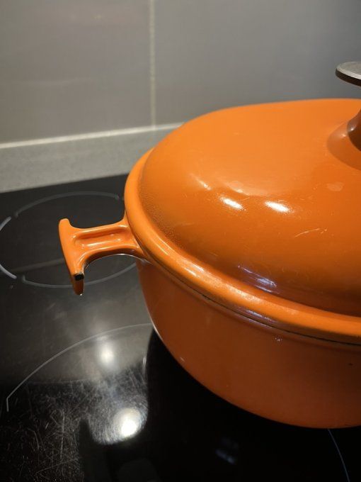 Cocotte en fonte Le Creuset orange, la Mama par Enzo Mari, modèle 29