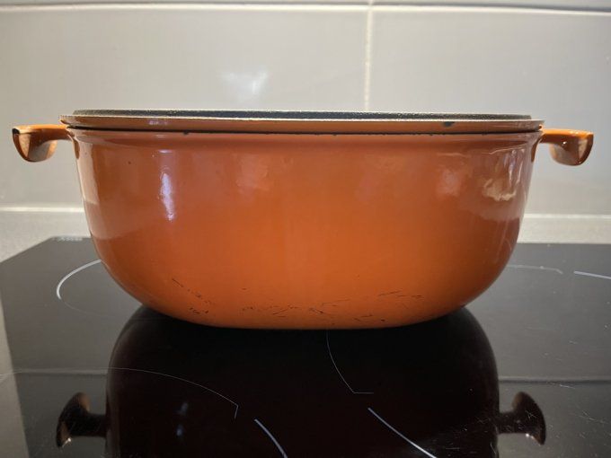 Cocotte en fonte Le Creuset orange, la Mama par Enzo Mari, modèle 29