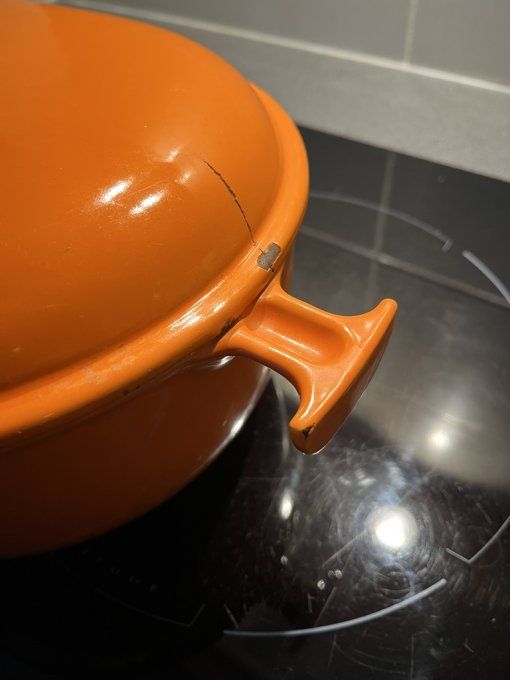 Cocotte en fonte Le Creuset orange, la Mama par Enzo Mari, modèle 29