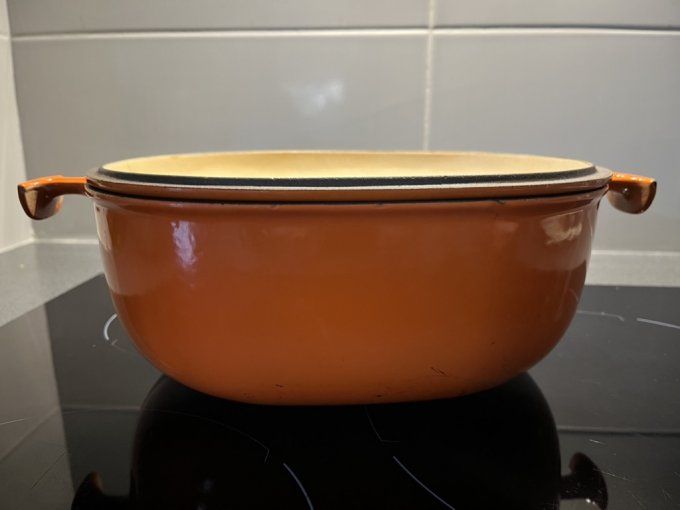 Cocotte en fonte Le Creuset orange, la Mama par Enzo Mari, modèle 29