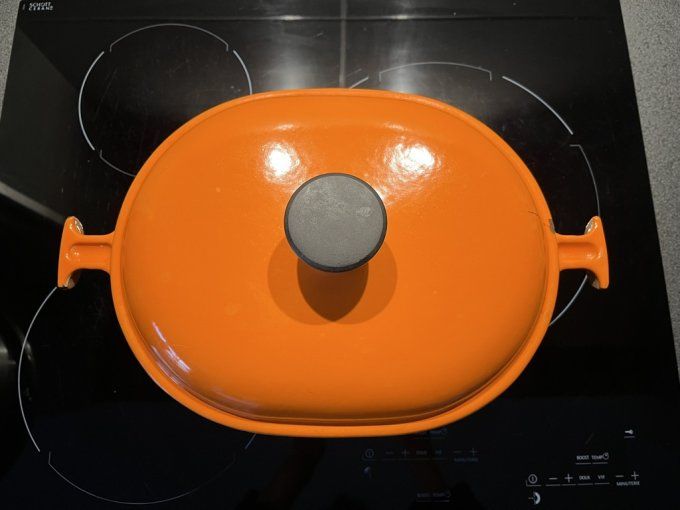 Cocotte en fonte Le Creuset orange, la Mama par Enzo Mari, modèle 29