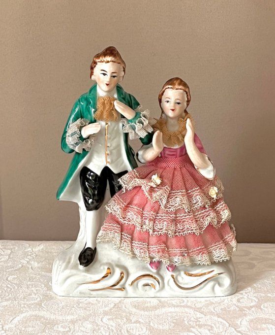 Couple galant, figurines en porcelaine et dentelle appliquée, vintage