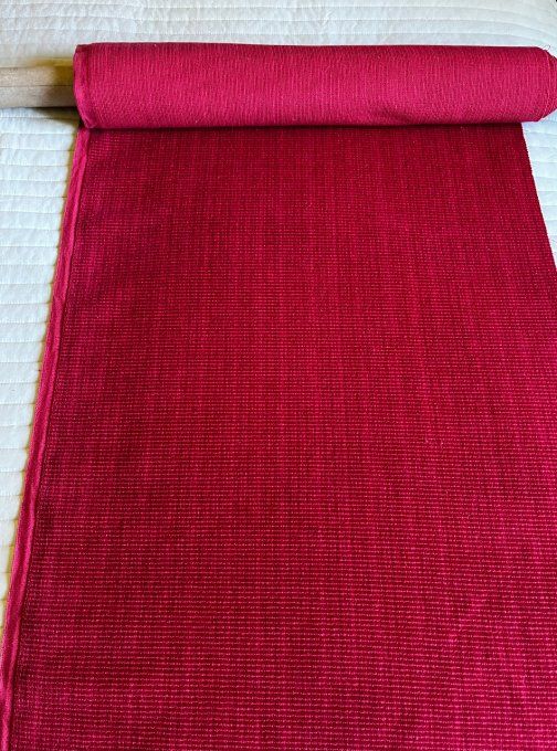 Coupons de tissu en velours côtelé fin rouge pour couture et décoration.