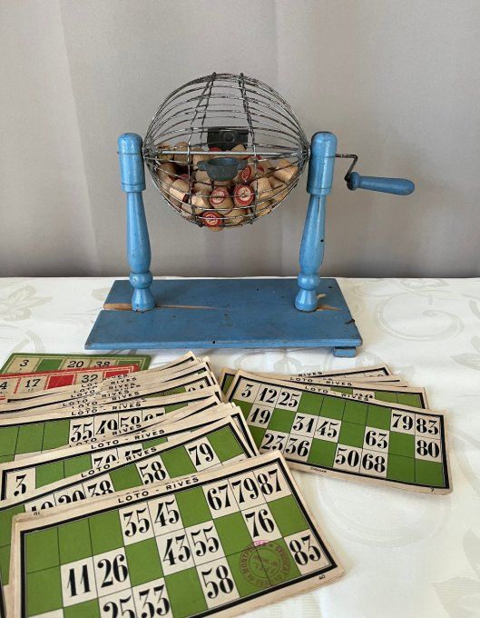Ensemble ancien de loto / bingo avec roue et cartons vintage, Bar de la Tour Eiffel, Montpellier